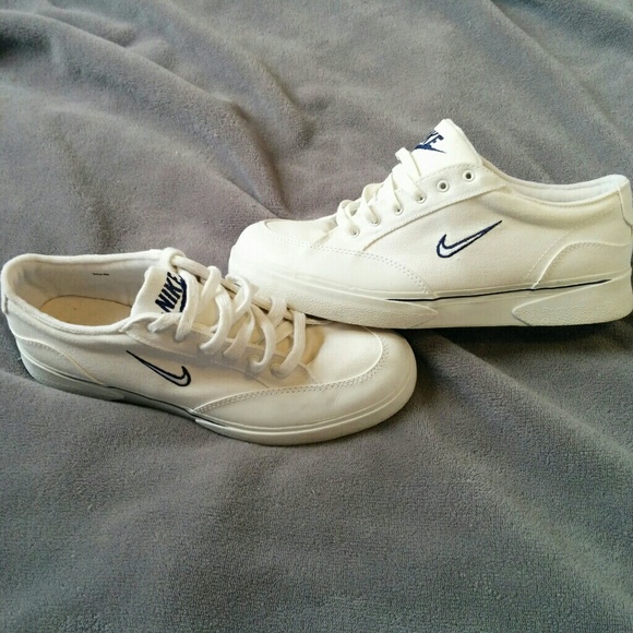 nike low top canvas shoes